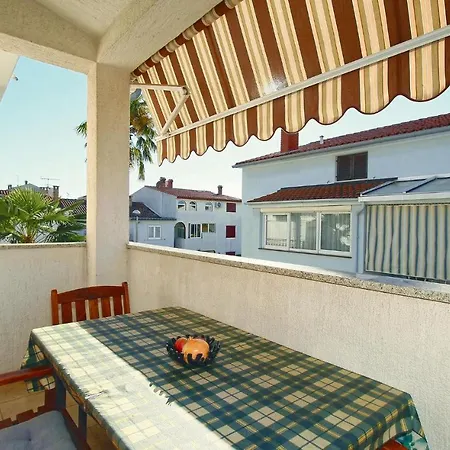 Apartman Awesome In With Kitchen Poreč